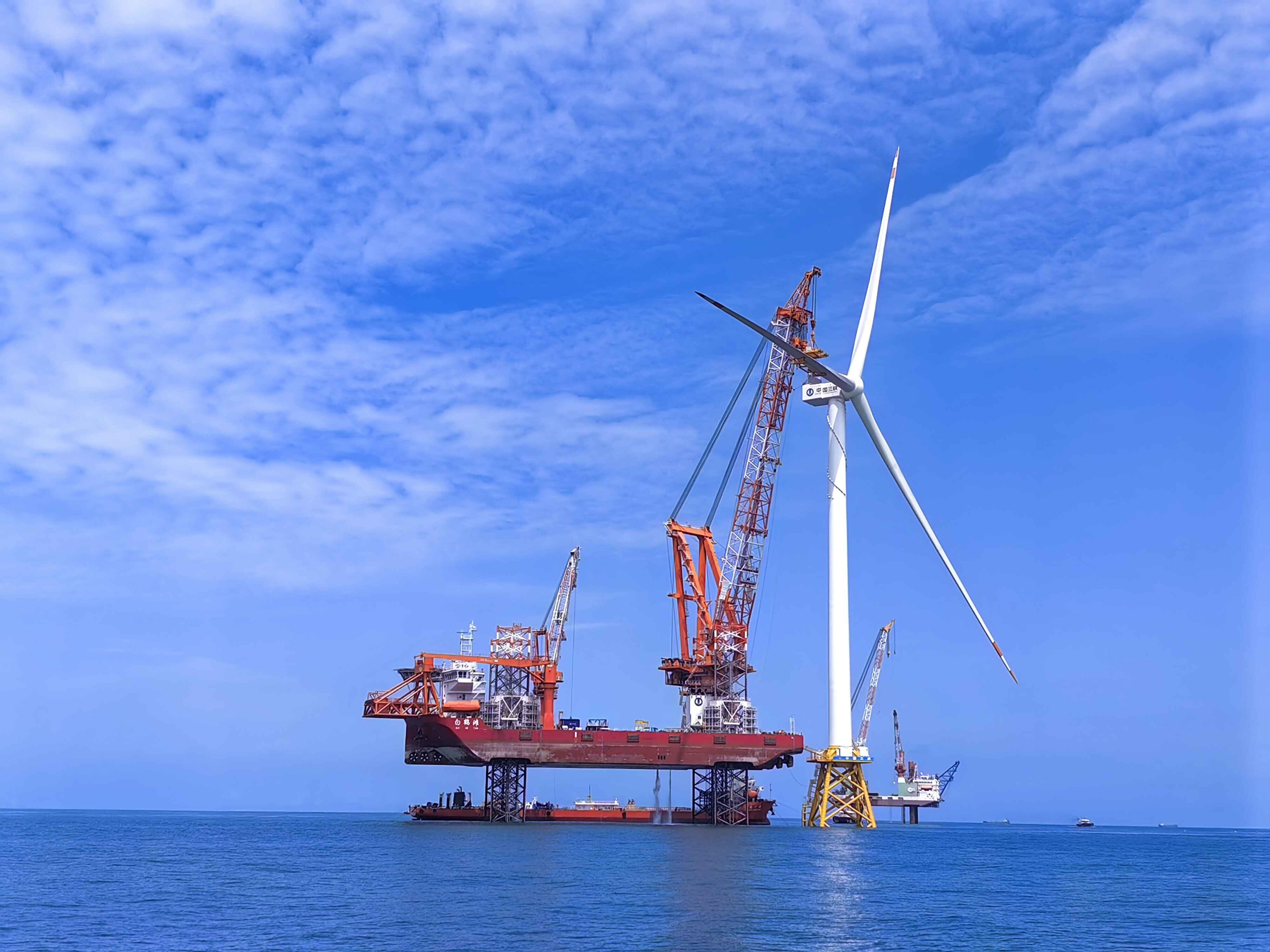 全球單機(jī)容量最大海上風(fēng)電機(jī)組成功吊裝