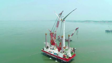 全球風輪直徑最大抗臺風型風電機組成功吊裝